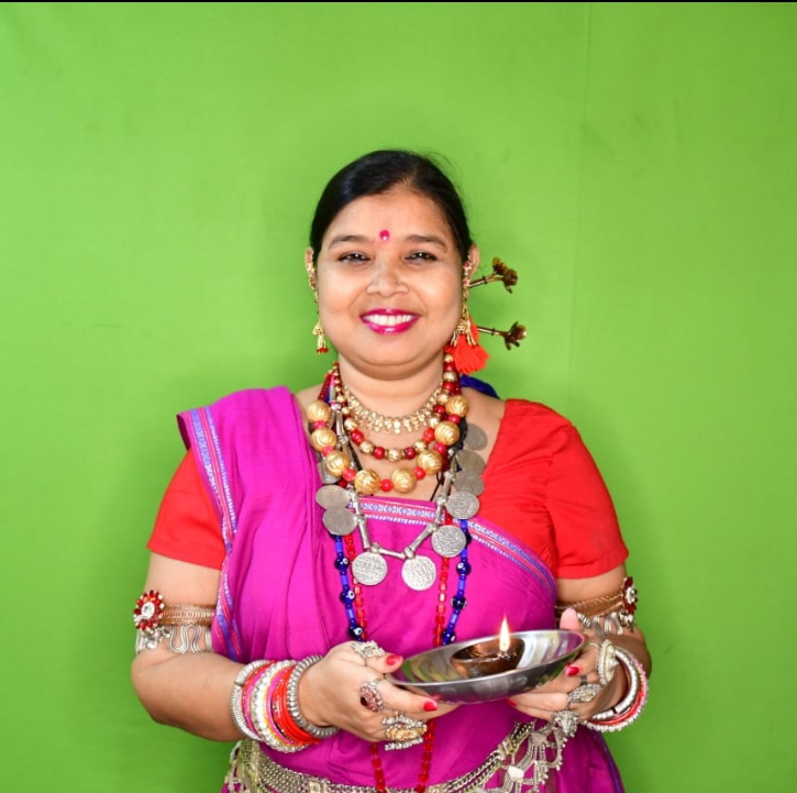 सु श्री लक्ष्मी करियारे ( शिक्षिका लोक गायिका कवयित्री गीतकार ) जाँजगीर छत्तीसगढ़